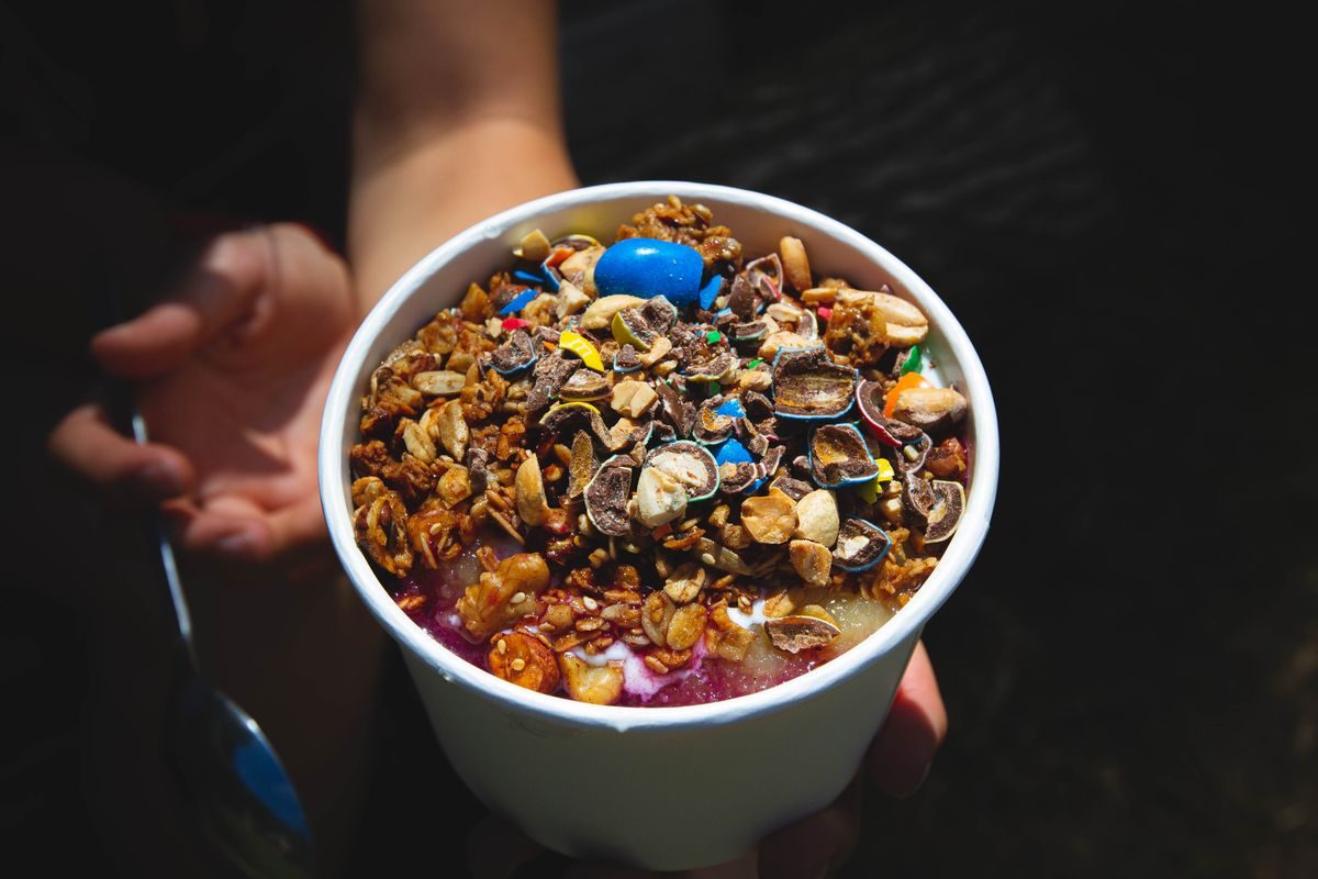 Acai bowl med granola, banan, kokos og friske bær set ovenfra