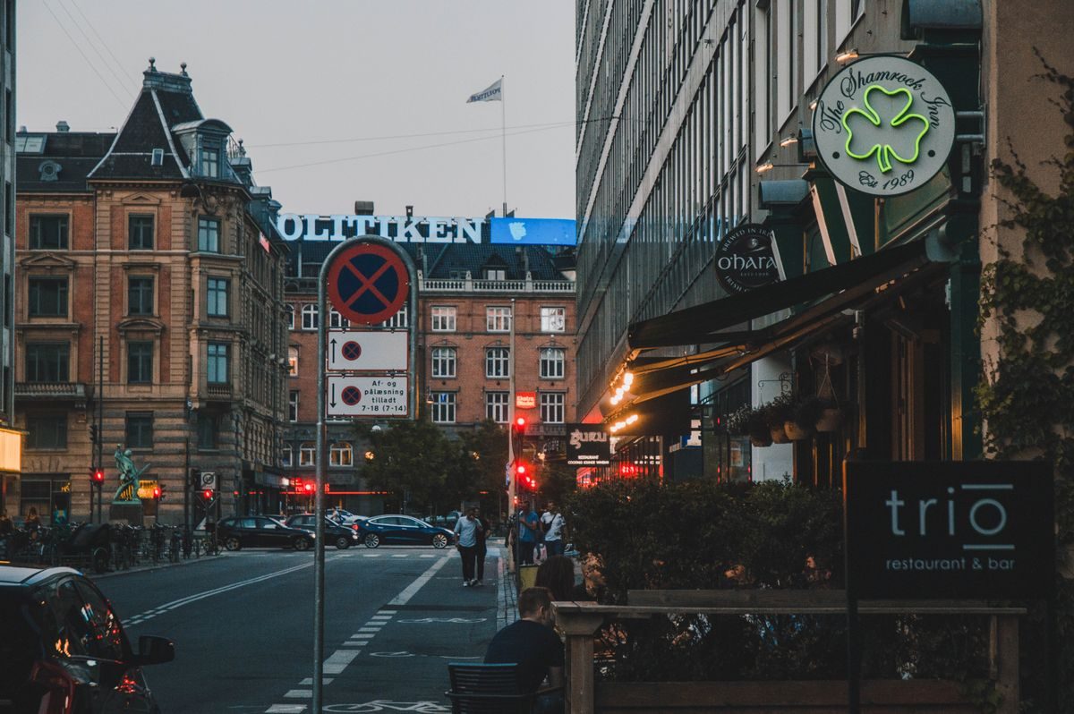 Café på en københavnsk gade med cykler udenfor og lyst indenfor