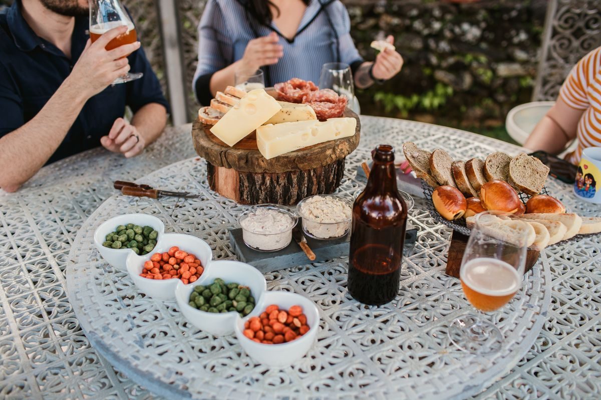 Delretter og platter med snacks til at dele