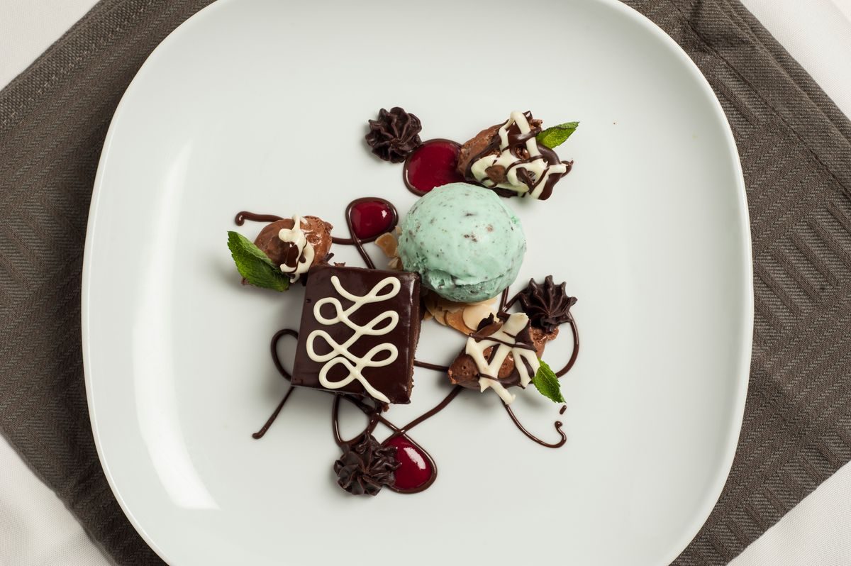 Dessert med brownie, vaniljeis og chokoladesauce