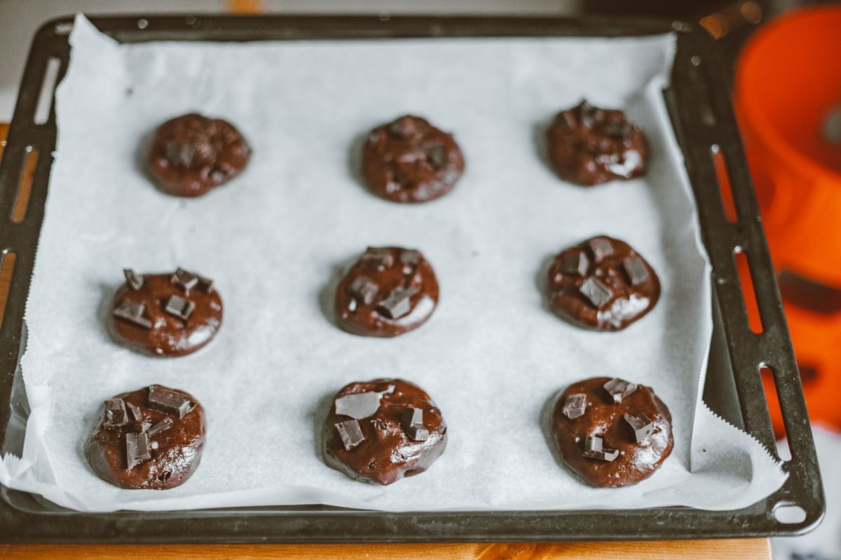Desserter med chokoladecookie og chokoladekage