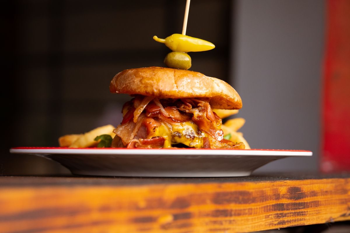 En høj, saftig burger med dobbelt bøf og bacon, til dig der vil have de store burgere