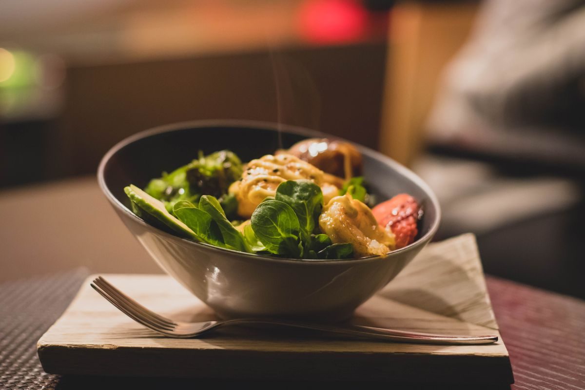 Frisk salat i skål med tomater og agurk