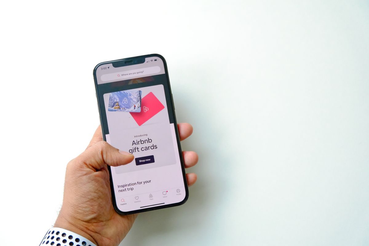 Gavekort og smartphone der viser betaling i en café
