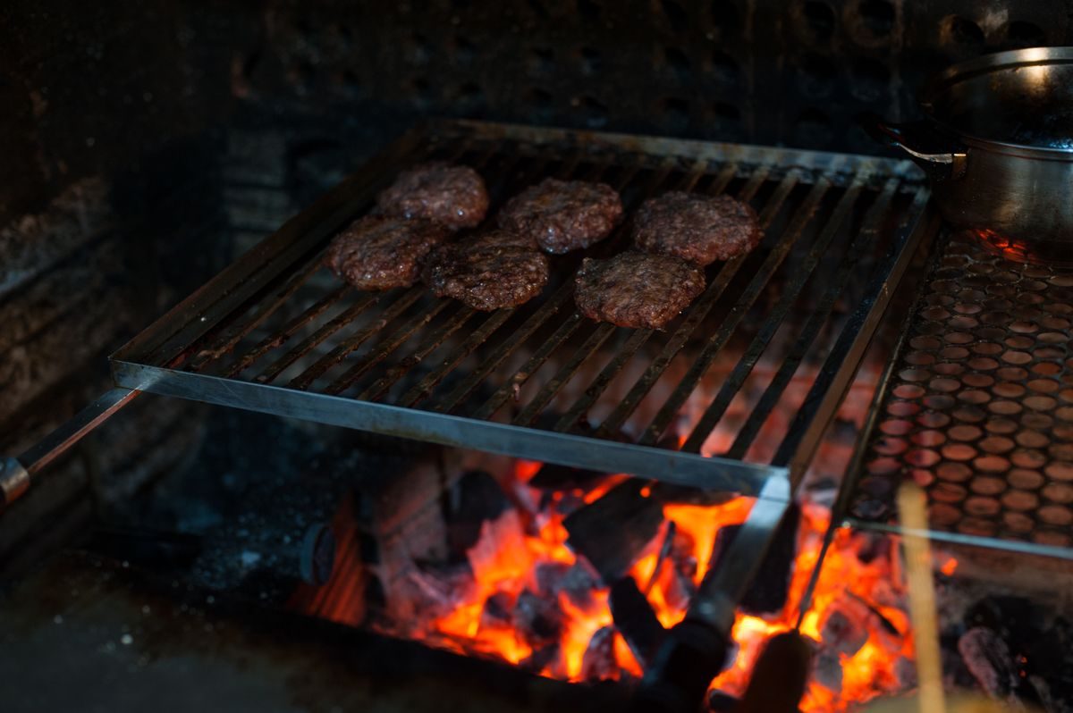 Grillede burgere med mærker fra flammen, et af de grillede alternativer på burgerfronten
