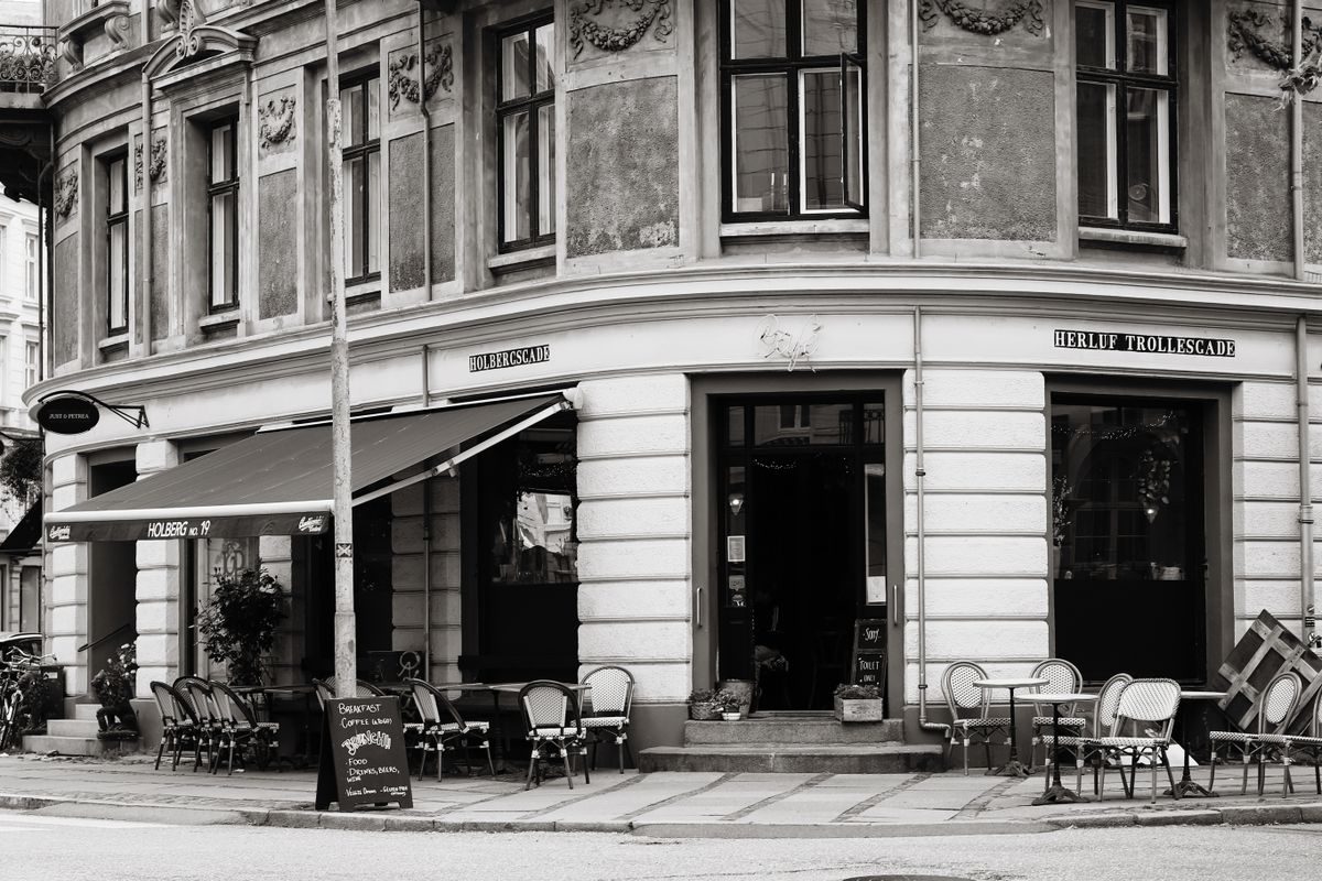 Indvendig café i København med træmøbler og planter