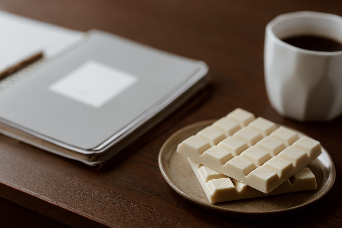 Kaffekopper og notesbog der illustrerer næringsindhold og kalorier