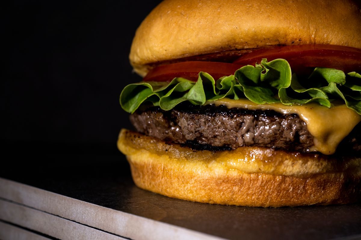 Klassisk cheeseburger med blødt boller og smeltet ost, som dem du kender fra de trygge klassikere