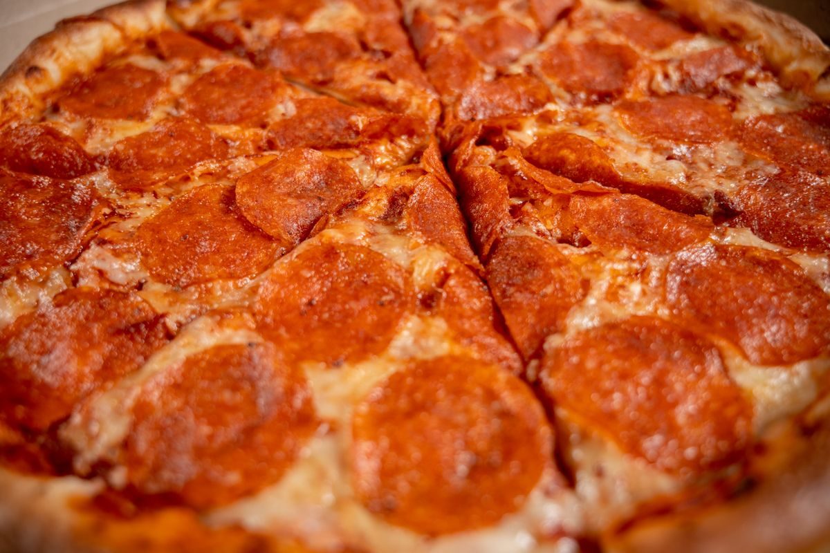 Klassisk pepperoni pizza tæt på