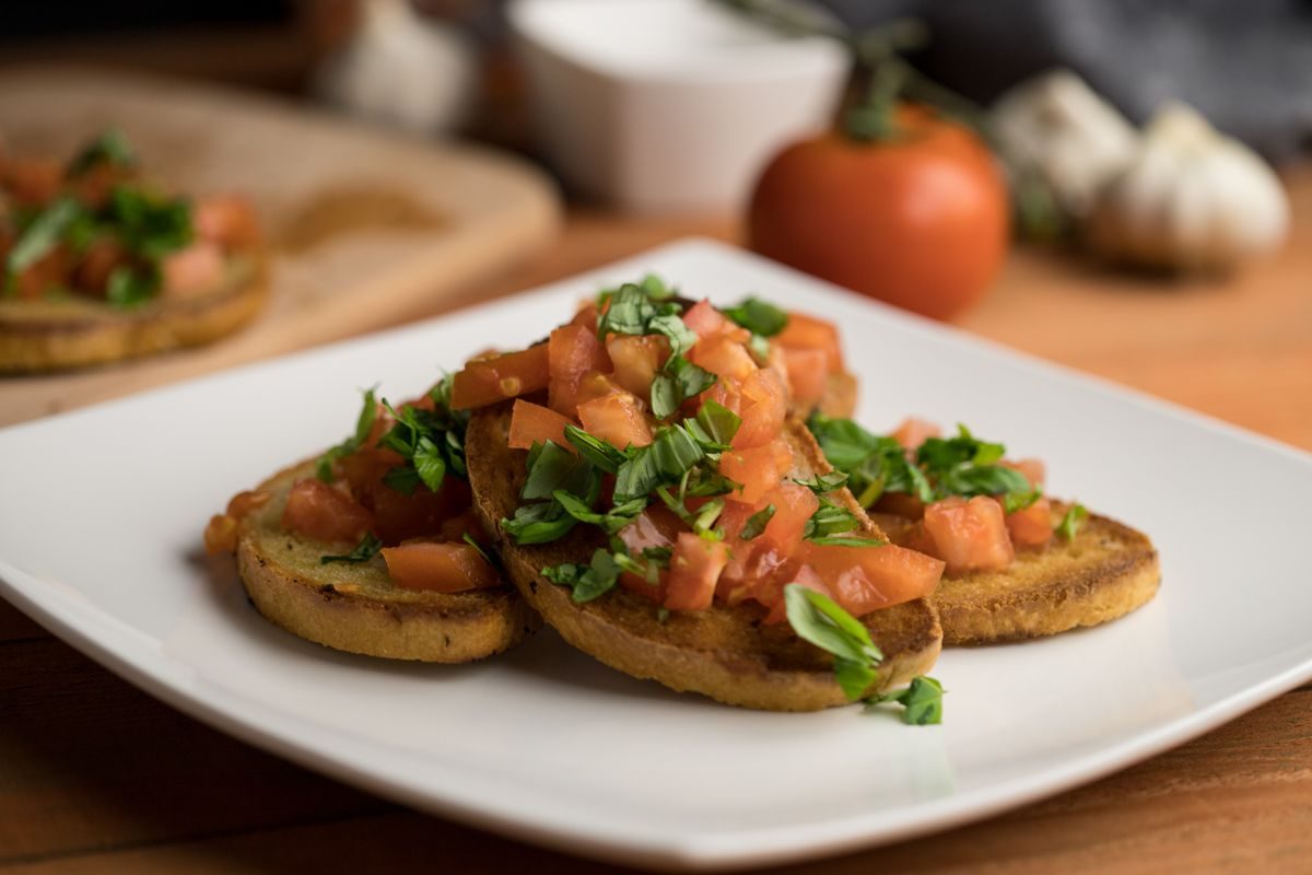 Kold forret med bruschetta og charcuteri på træbræt