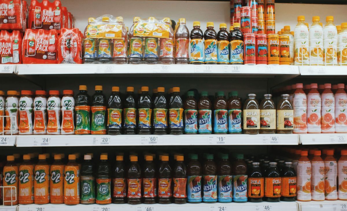 Kolde drikke som sodavand, juice og vand med frugt og is