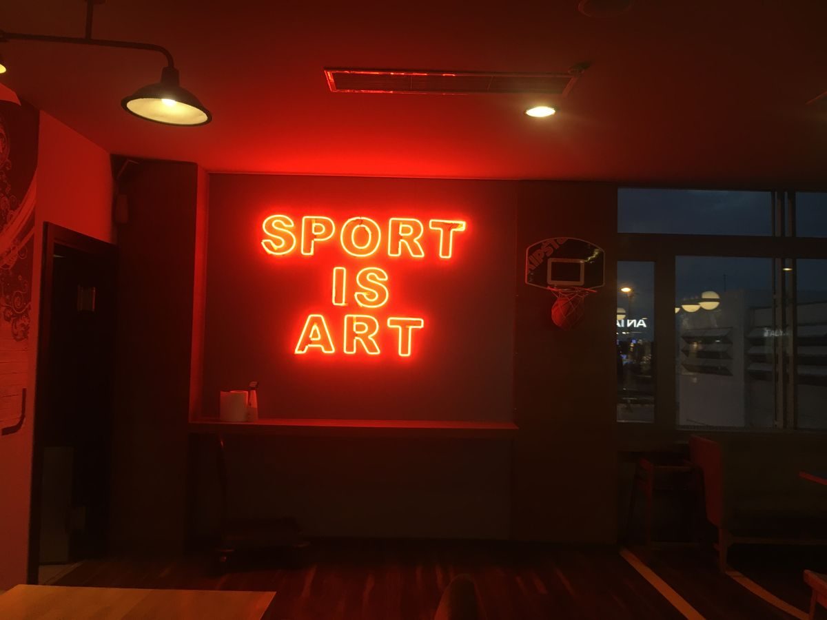 Livlig sportbar med store skærme og god stemning, O'Learys i Danmark