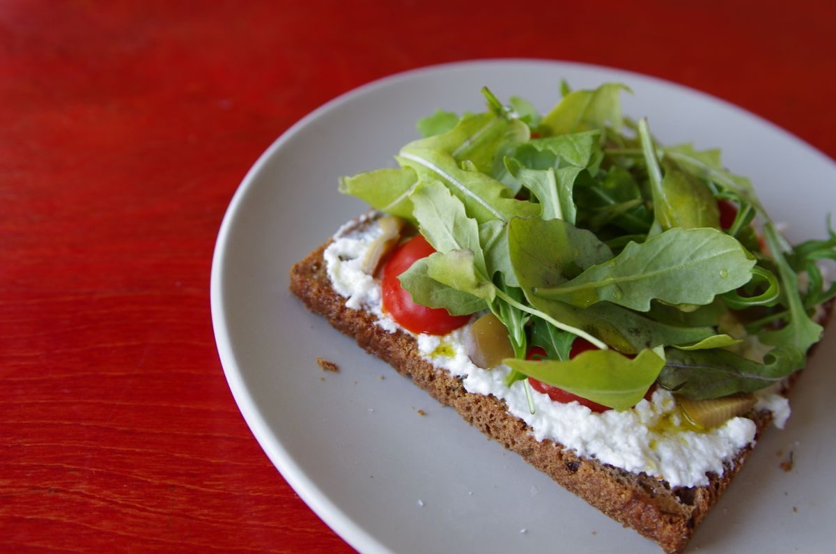 Lunchmenu med clubsandwich, salat og sodavand