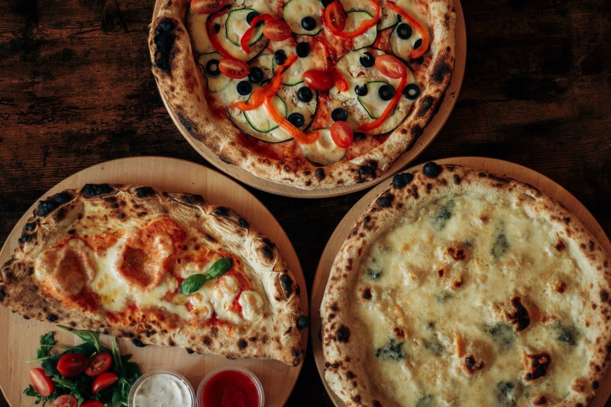 Menu med pizza, brød, salat og drikkevarer