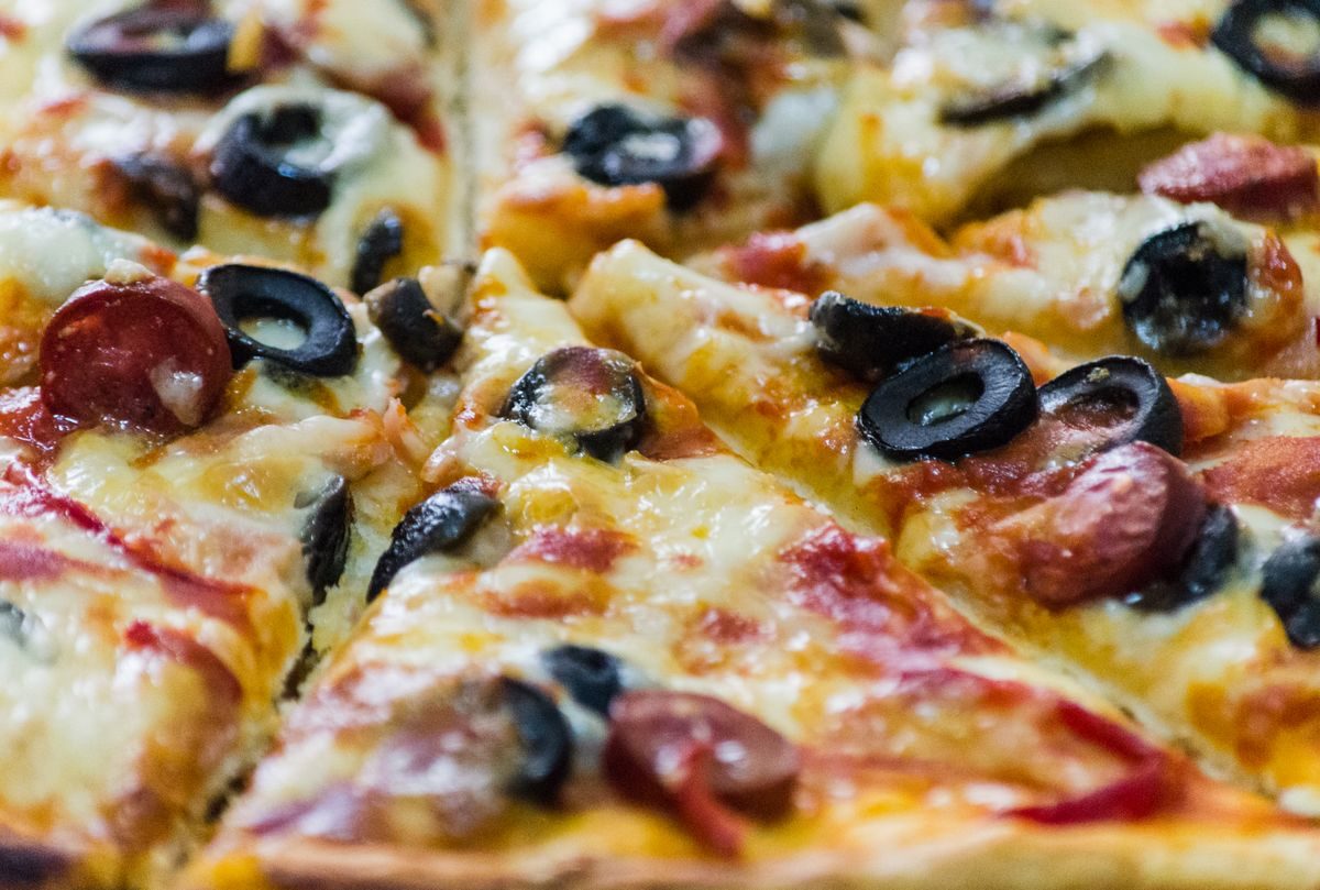 Nærbillede af en pepperoni pizza med smeltet ost