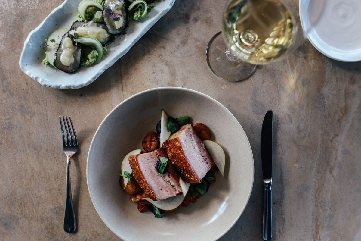 Ny ret på menuen præsenteret på bakke i restauranten