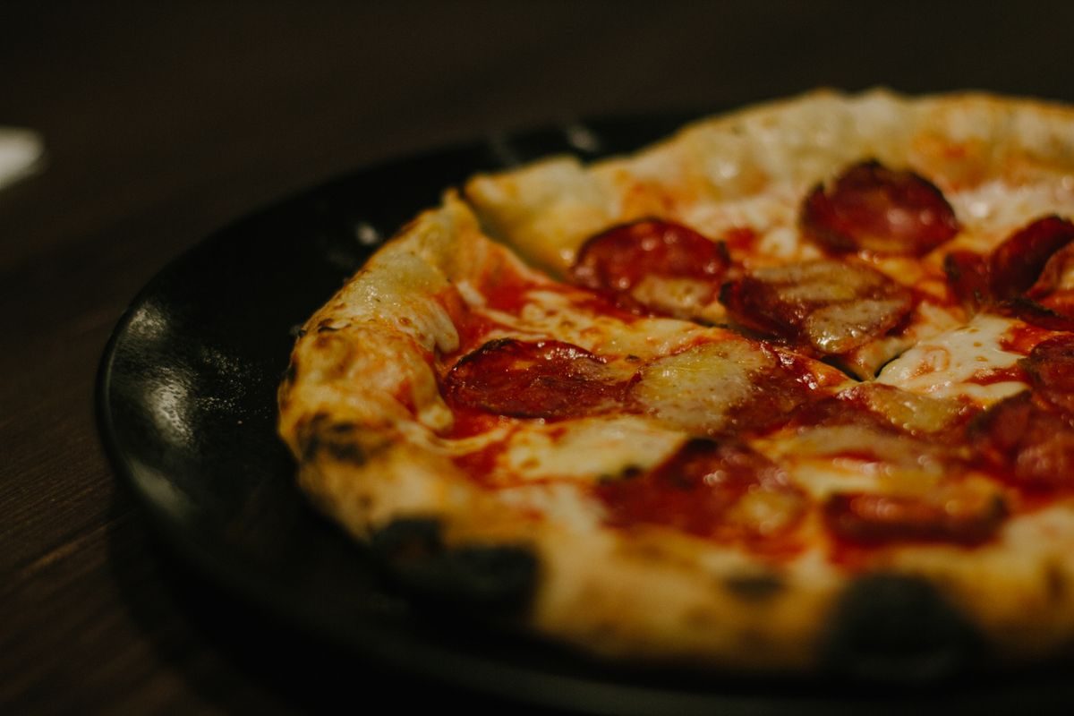 Nyheder på Domino's menu vist på smartphone