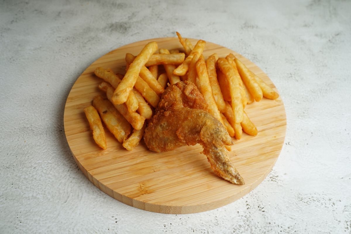 Sprøde chicken wings og fritter som tilbehør