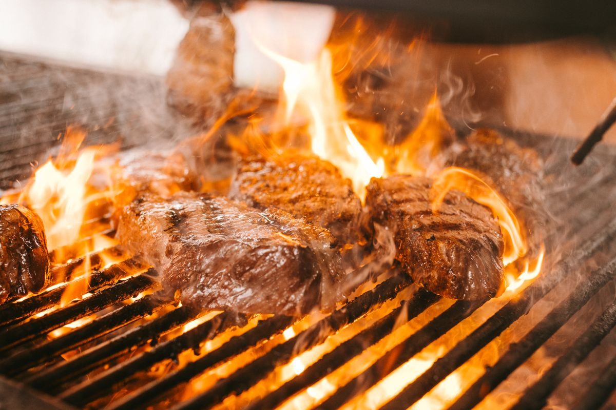 Steg fra grillen med grillmærker og saftigt kød