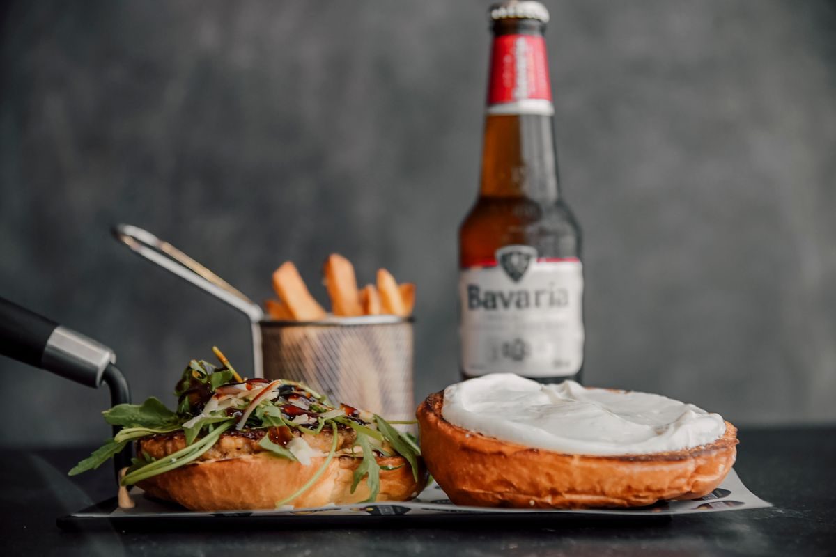 Svensk-inspireret burgermenu med pommes frites og drik, kvalitet til danske priser
