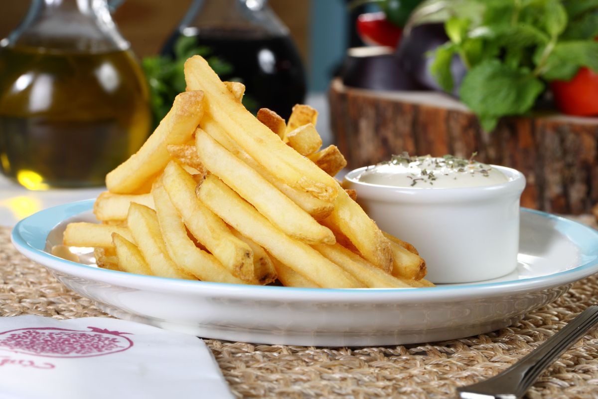 Tilbehør som fritter, onion rings og coleslaw