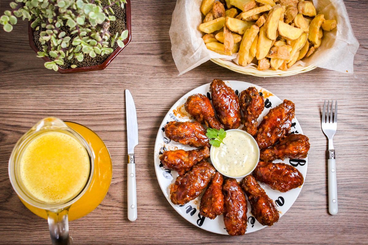 Varme forretter med sprøde chicken wings og dip
