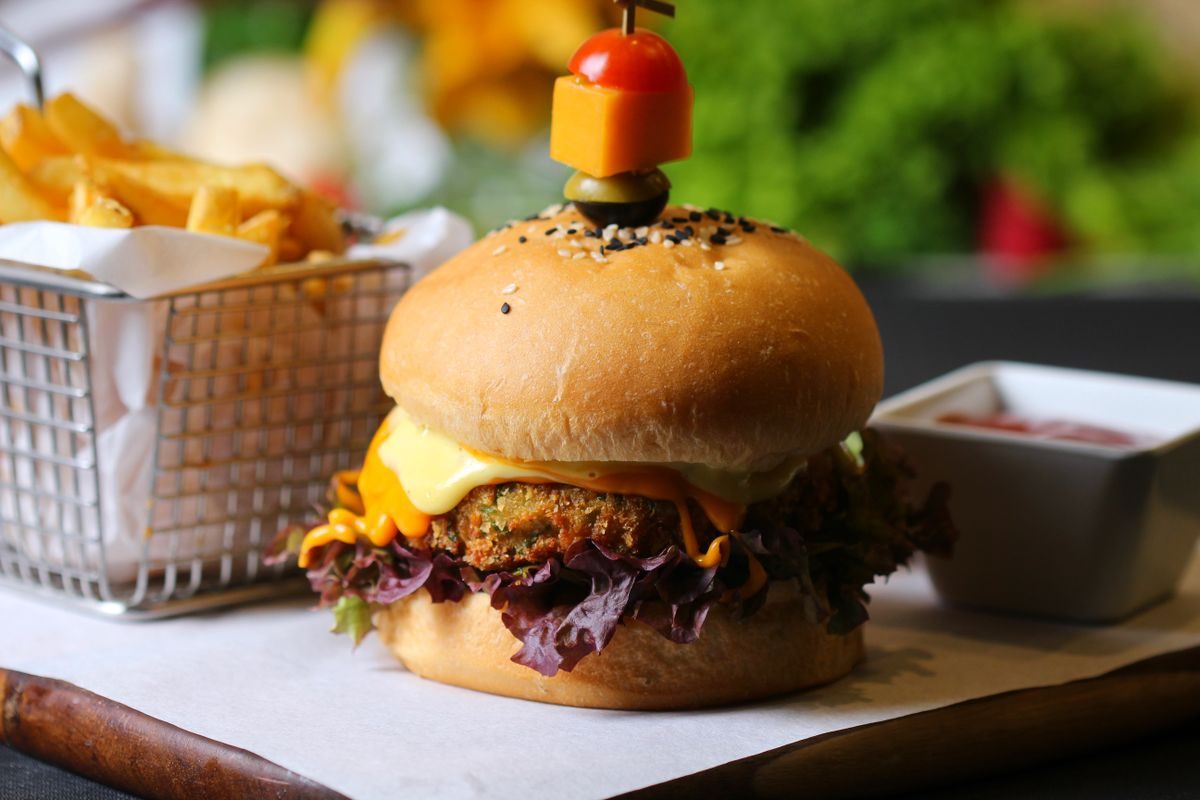 Vegetarisk burger med grønt og søde kartoffelfritter